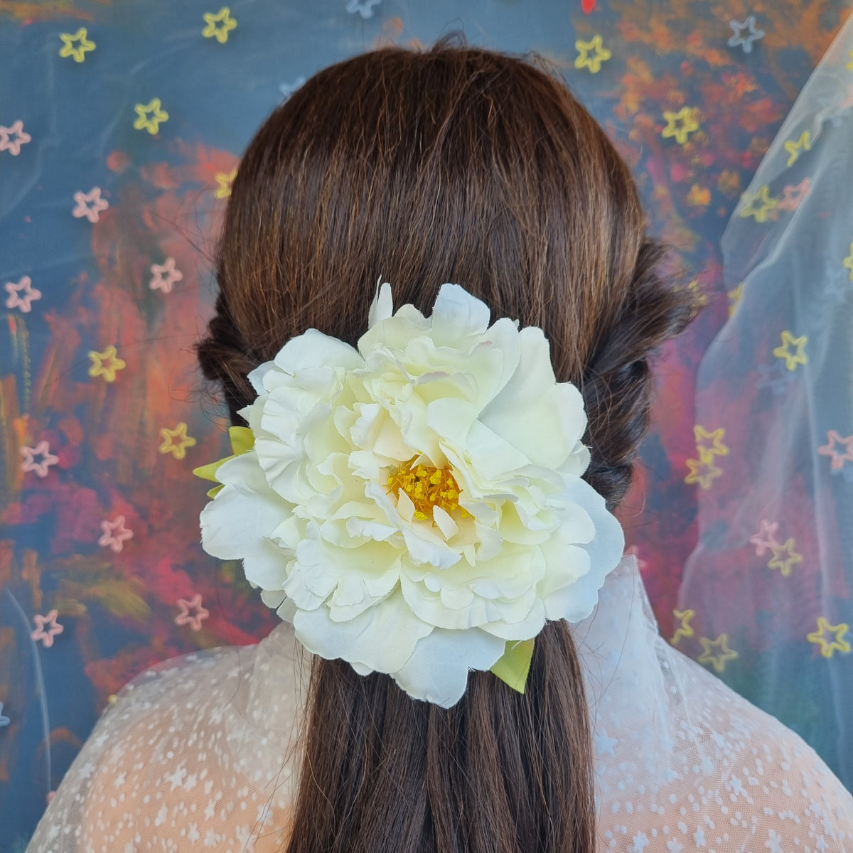 Fin hvid pæon - Hårpynt med blomster og perler til bryllup, konfirmation og fest