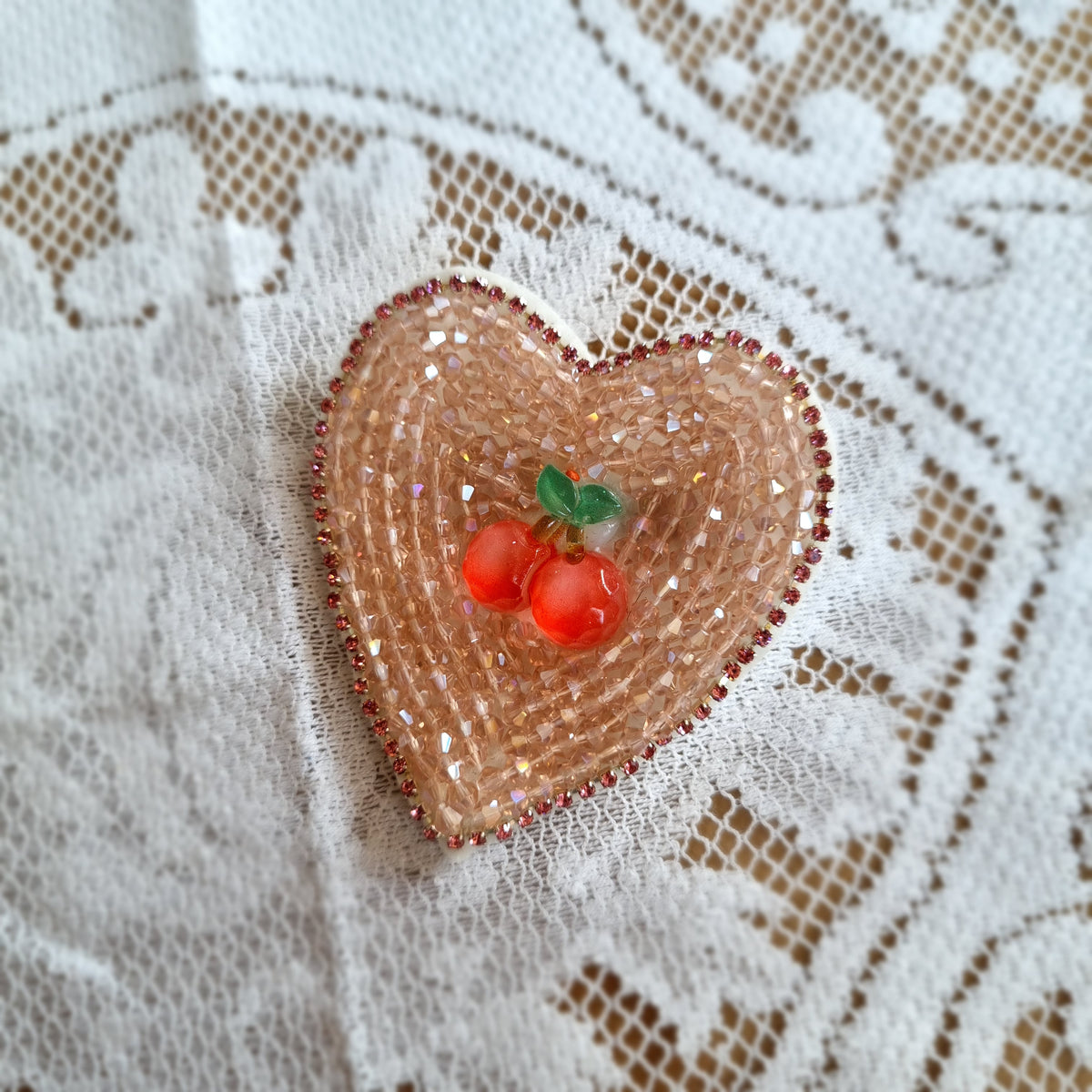 Sødt hjertespænde - Hårpynt med blomster og perler til bryllup, konfirmation og fest