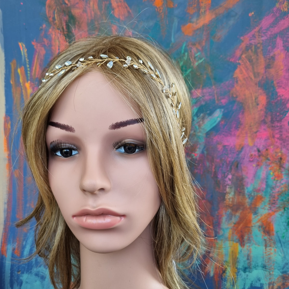 Fin enkel hårkæde - Hårpynt med blomster og perler til bryllup, konfirmation og fest