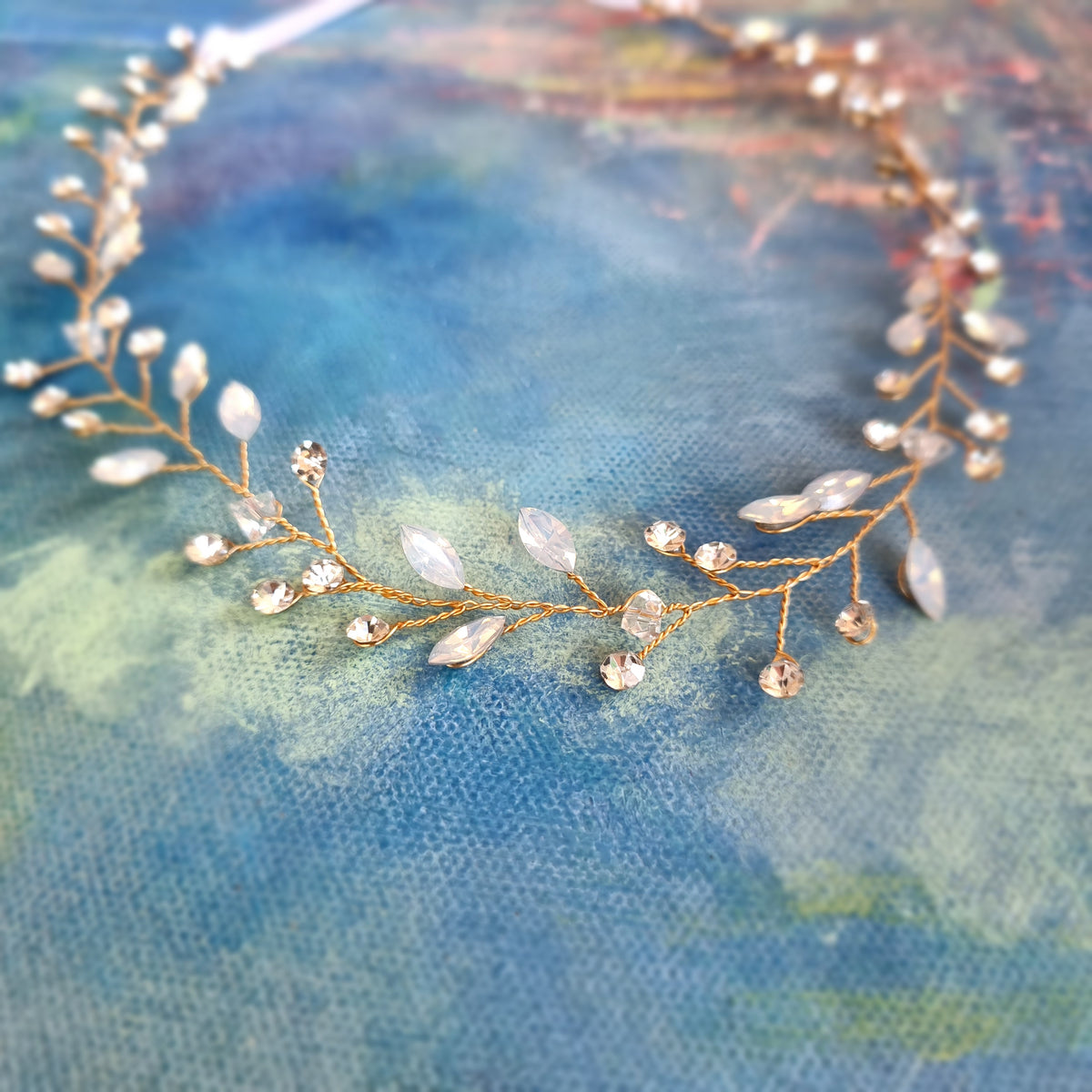 Fin enkel hårkæde - Hårpynt med blomster og perler til bryllup, konfirmation og fest