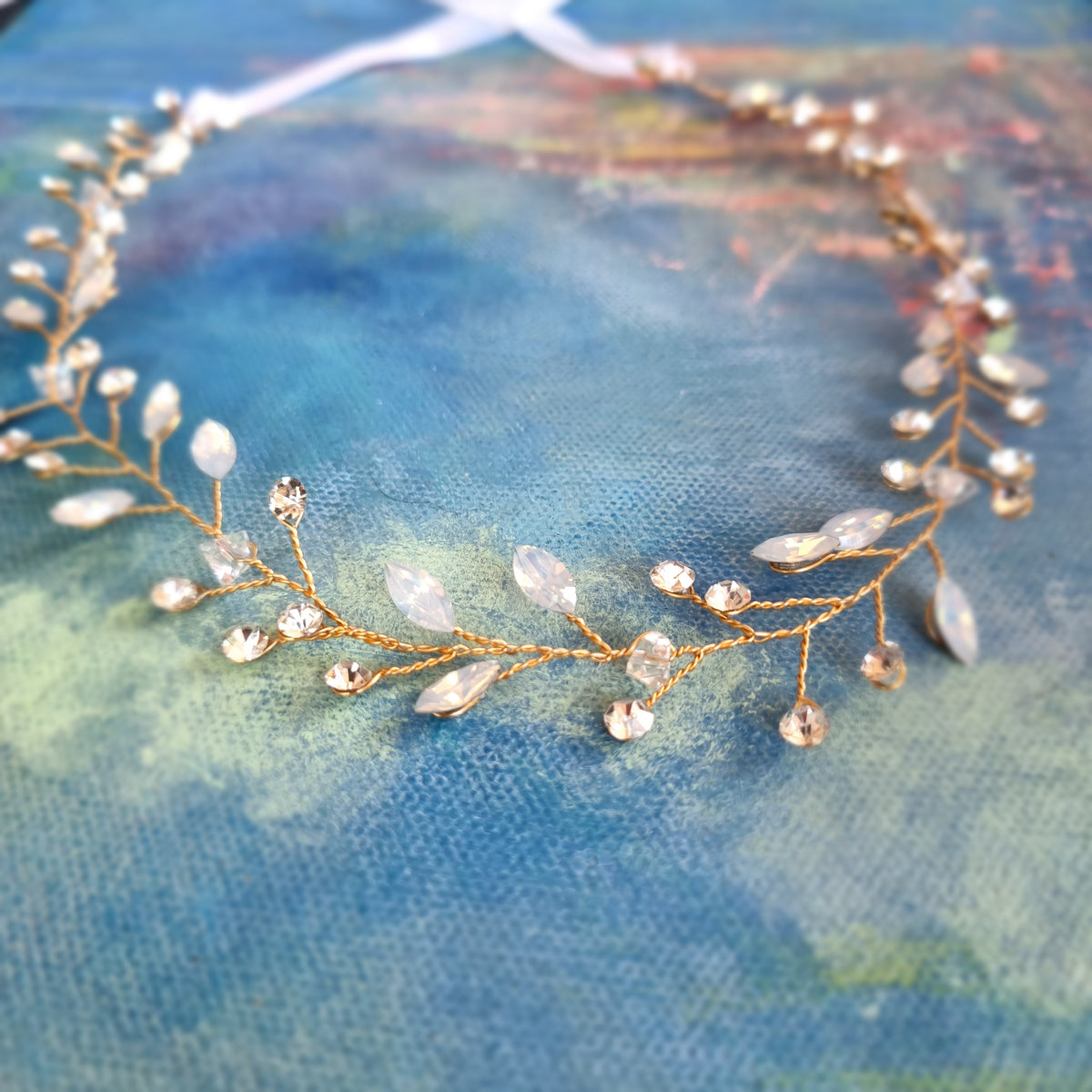 Fin enkel hårkæde - Hårpynt med blomster og perler til bryllup, konfirmation og fest