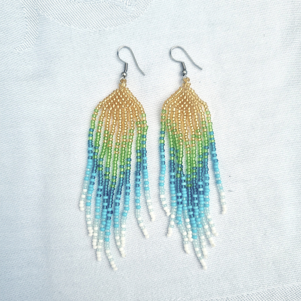 Smukke perleøreringe i grøn og guld - Hårpynt med blomster og perler til bryllup, konfirmation og fest