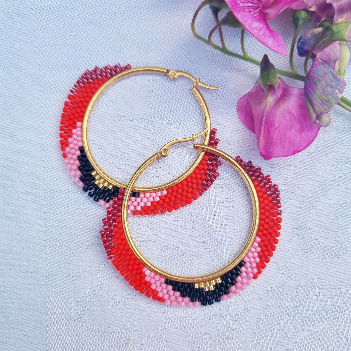 Røde perlehoops - Hårpynt med blomster og perler til bryllup, konfirmation og fest