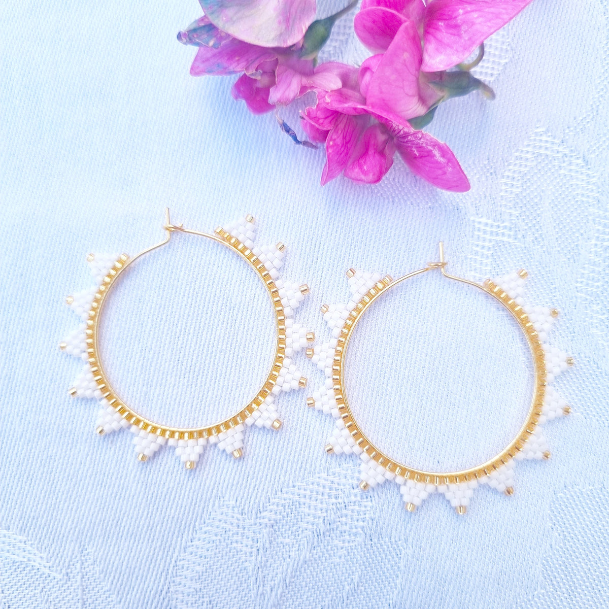 Yndige hvide perlehoops - Hårpynt med blomster og perler til bryllup, konfirmation og fest