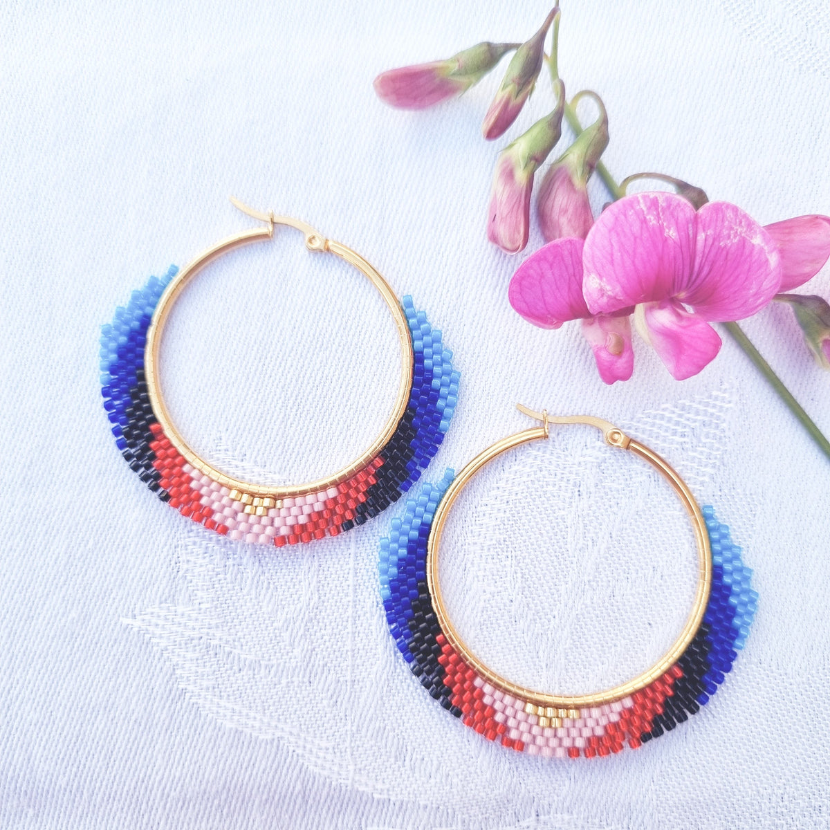 Hoops i smukke farver - Hårpynt med blomster og perler til bryllup, konfirmation og fest