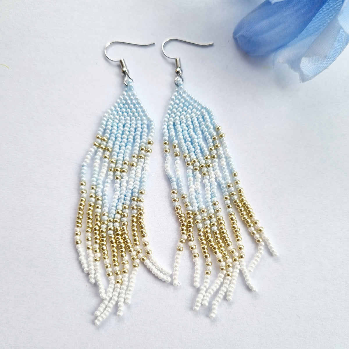 Smukke perleøreringe i svagt lyseblå - Hårpynt med blomster og perler til bryllup, konfirmation og fest