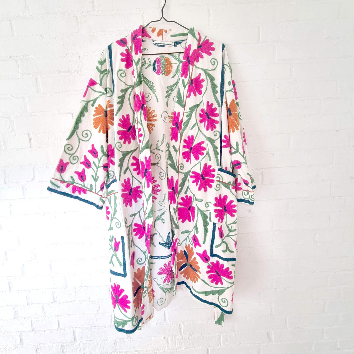 Suzani jakke med pink blomster - lang - Hårpynt med blomster og perler til bryllup, konfirmation og fest