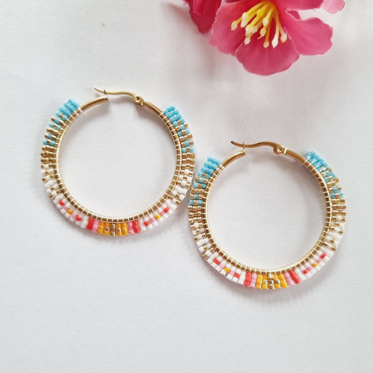 Søde multifarvede hoops - Hårpynt med blomster og perler til bryllup, konfirmation og fest