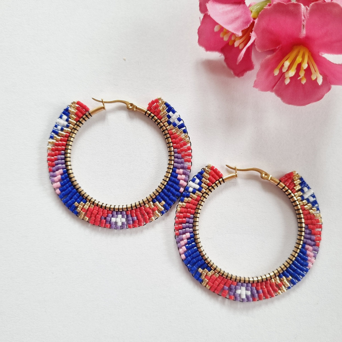 Fine creoler med perler - Hårpynt med blomster og perler til bryllup, konfirmation og fest