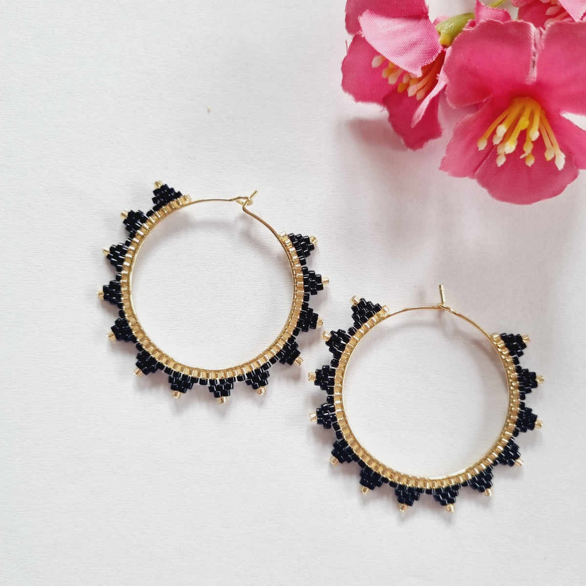 Hoops med sorte perler - Hårpynt med blomster og perler til bryllup, konfirmation og fest