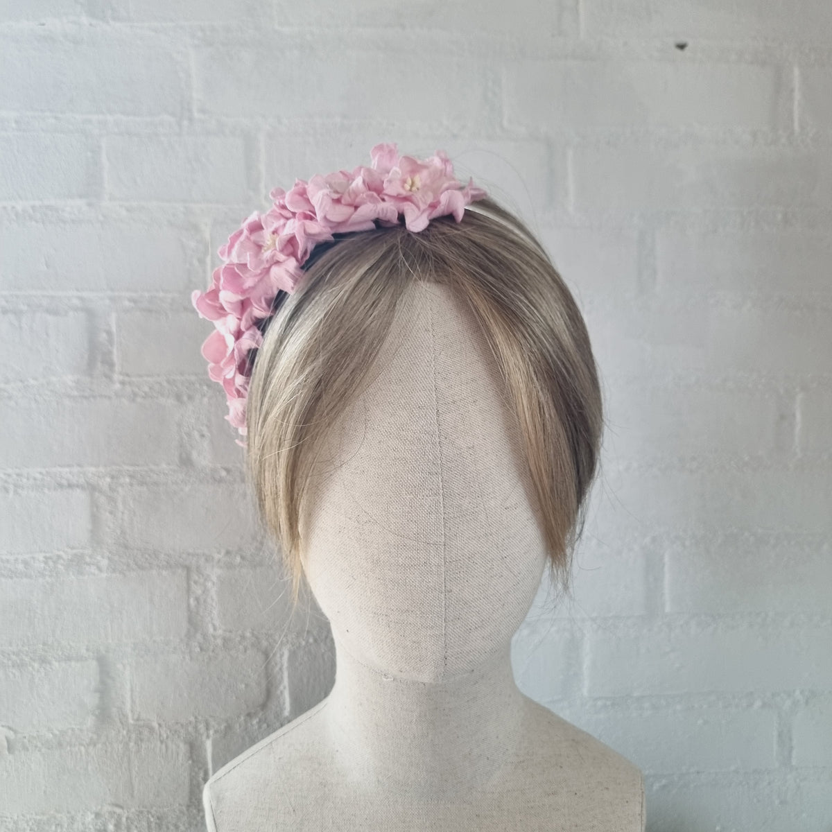 Verdens mest klædelige hårbøjle - Hårpynt med blomster og perler til bryllup, konfirmation og fest