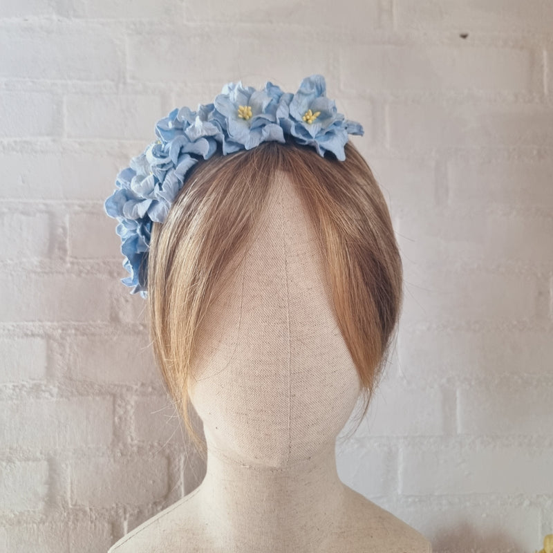 Verdens mest klædelige hårbøjle - Hårpynt med blomster og perler til bryllup, konfirmation og fest