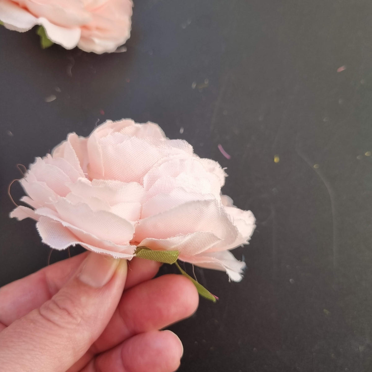 10 små lyserøde pæoner - Hårpynt med blomster og perler til bryllup, konfirmation og fest