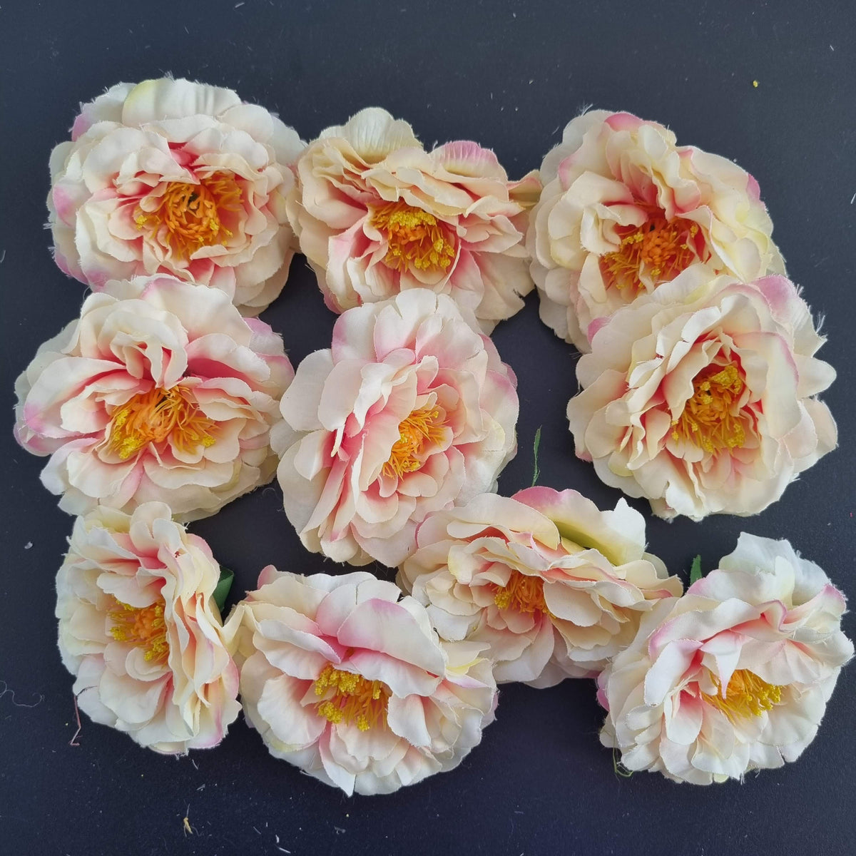 10 hvide / pink pæoner - Hårpynt med blomster og perler til bryllup, konfirmation og fest