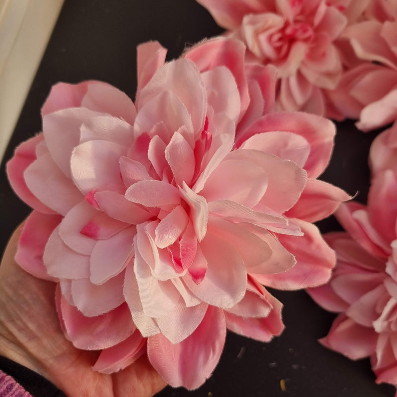 6 store dahlia - Hårpynt med blomster og perler til bryllup, konfirmation og fest