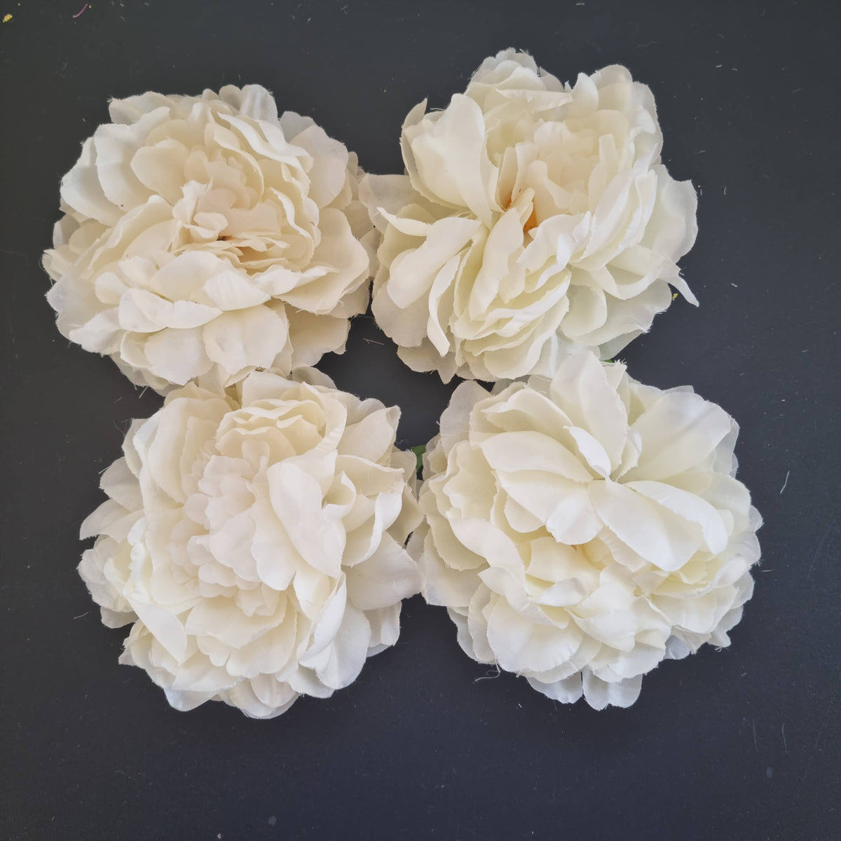 4 store pæoner - hvid - Hårpynt med blomster og perler til bryllup, konfirmation og fest