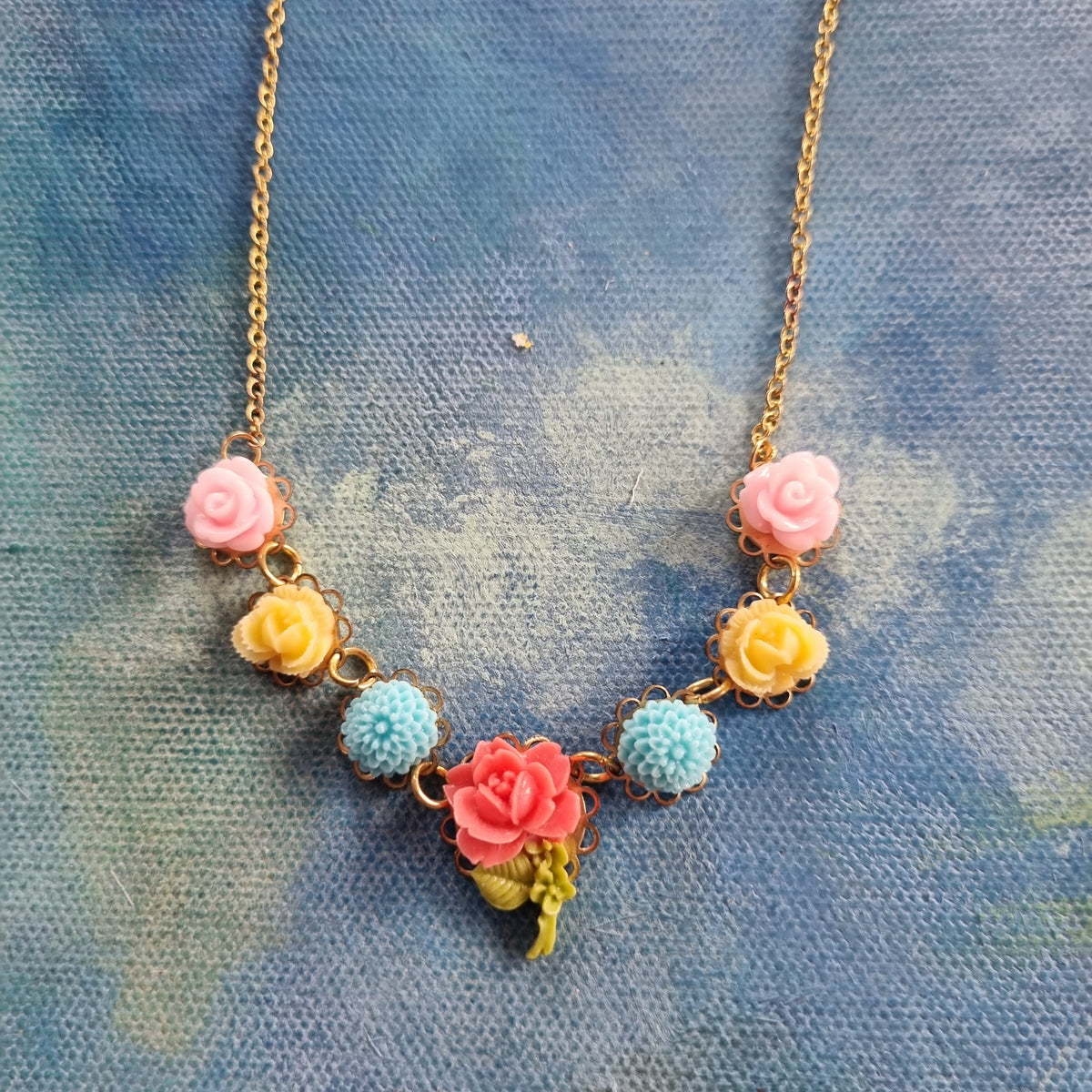 Lille halskæde #10 - Hårpynt med blomster og perler til bryllup, konfirmation og fest
