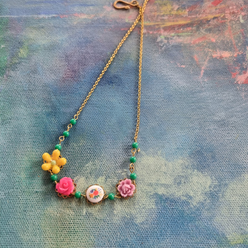 Lille halskæde #7 - Hårpynt med blomster og perler til bryllup, konfirmation og fest