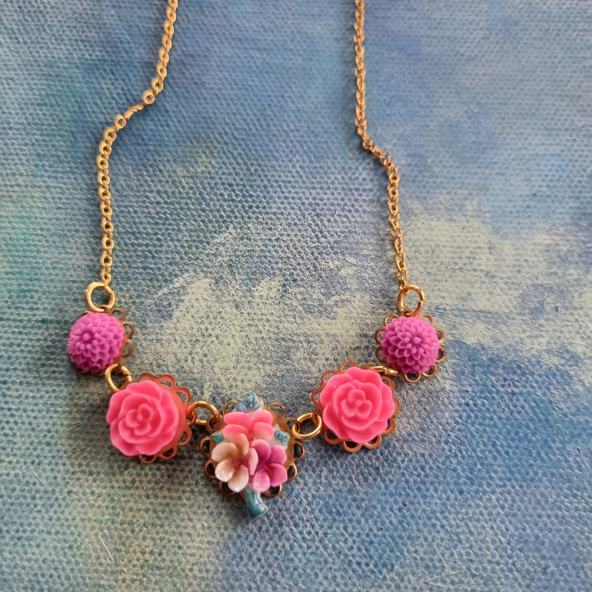 Lille halskæde #4 - Hårpynt med blomster og perler til bryllup, konfirmation og fest