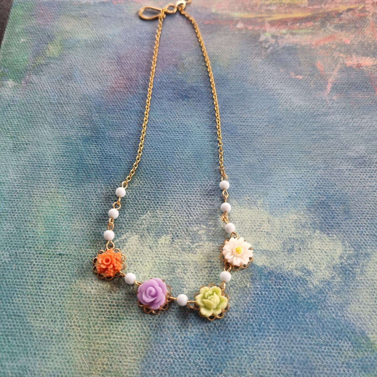 Lille halskæde #2 - Hårpynt med blomster og perler til bryllup, konfirmation og fest