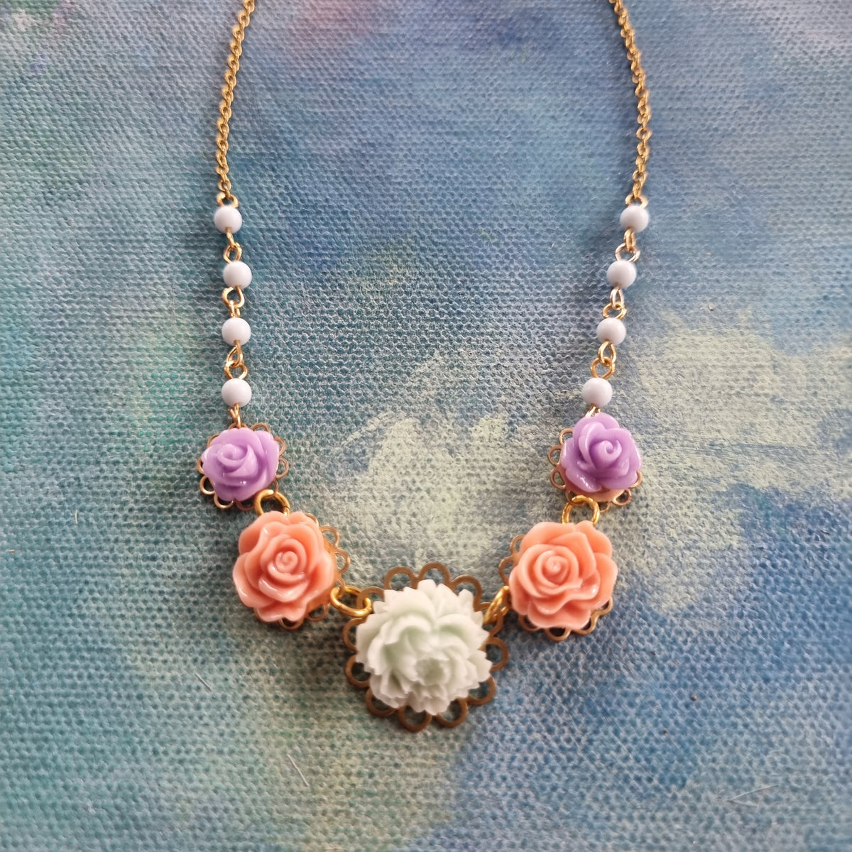 Lille halskæde #1 - Hårpynt med blomster og perler til bryllup, konfirmation og fest
