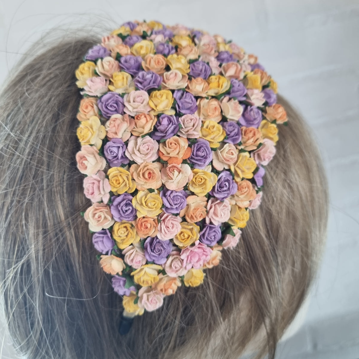 Fascinator med små pastelfarvede roser - Hårpynt med blomster og perler til bryllup, konfirmation og fest