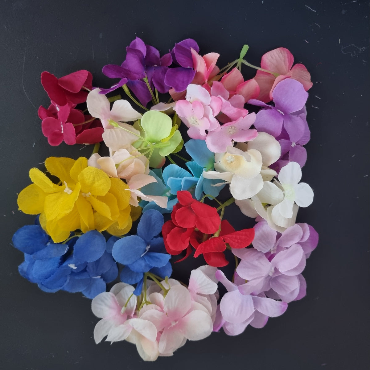 Pose med hortensiaer - Hårpynt med blomster og perler til bryllup, konfirmation og fest