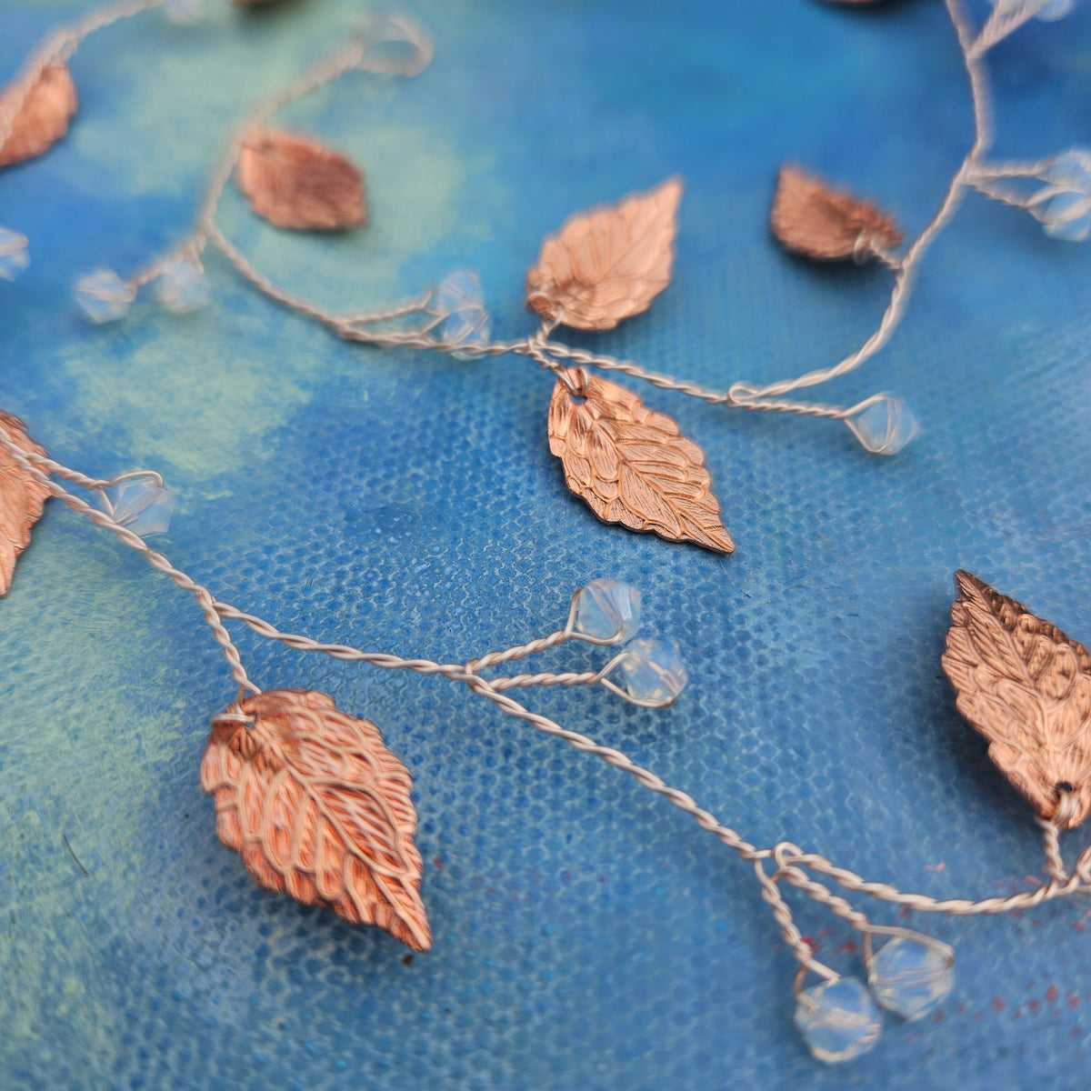 Hårkæde med kobberfarvede blade og små sten - Hårpynt med blomster og perler til bryllup, konfirmation og fest