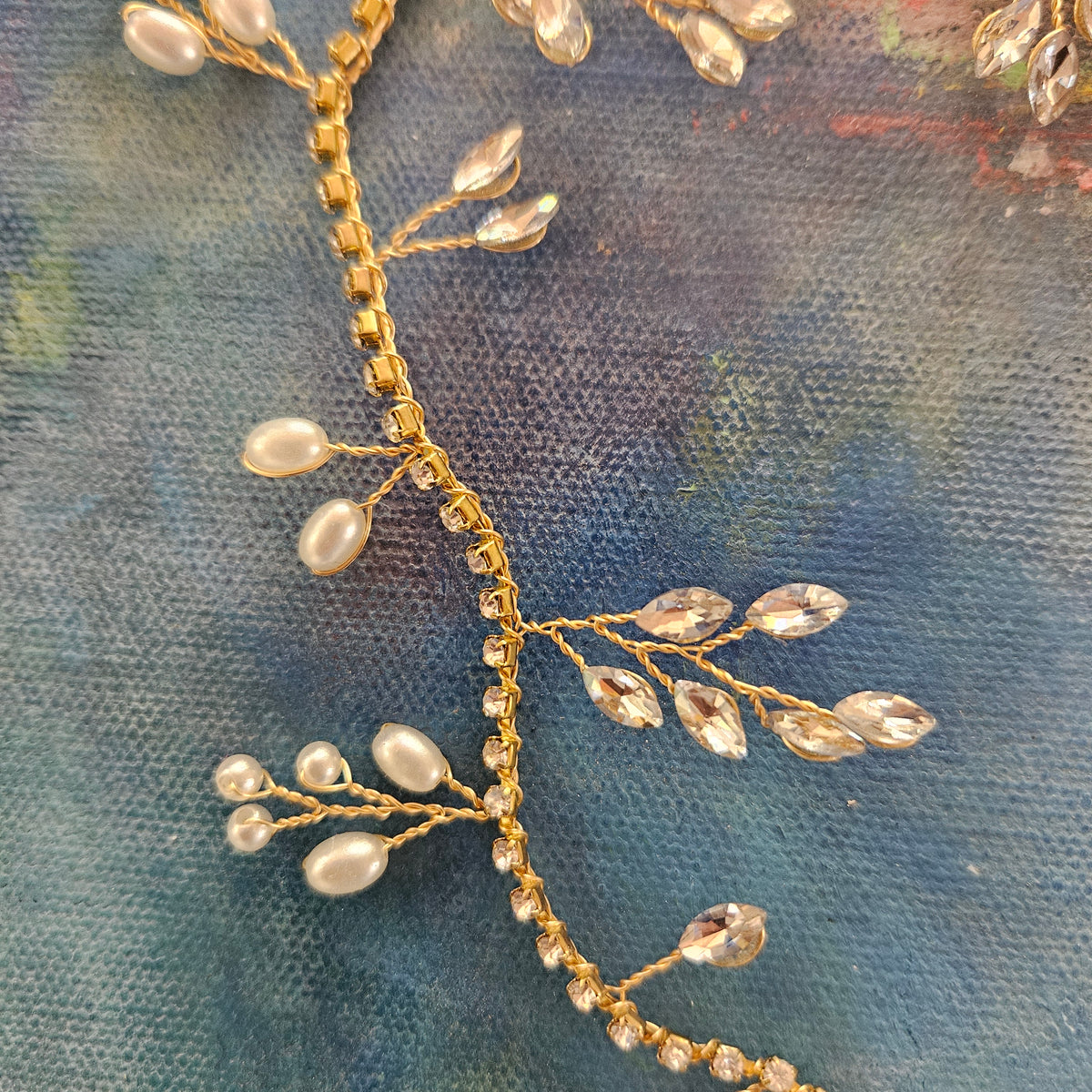 Hårkæde med perler og sten - Hårpynt med blomster og perler til bryllup, konfirmation og fest