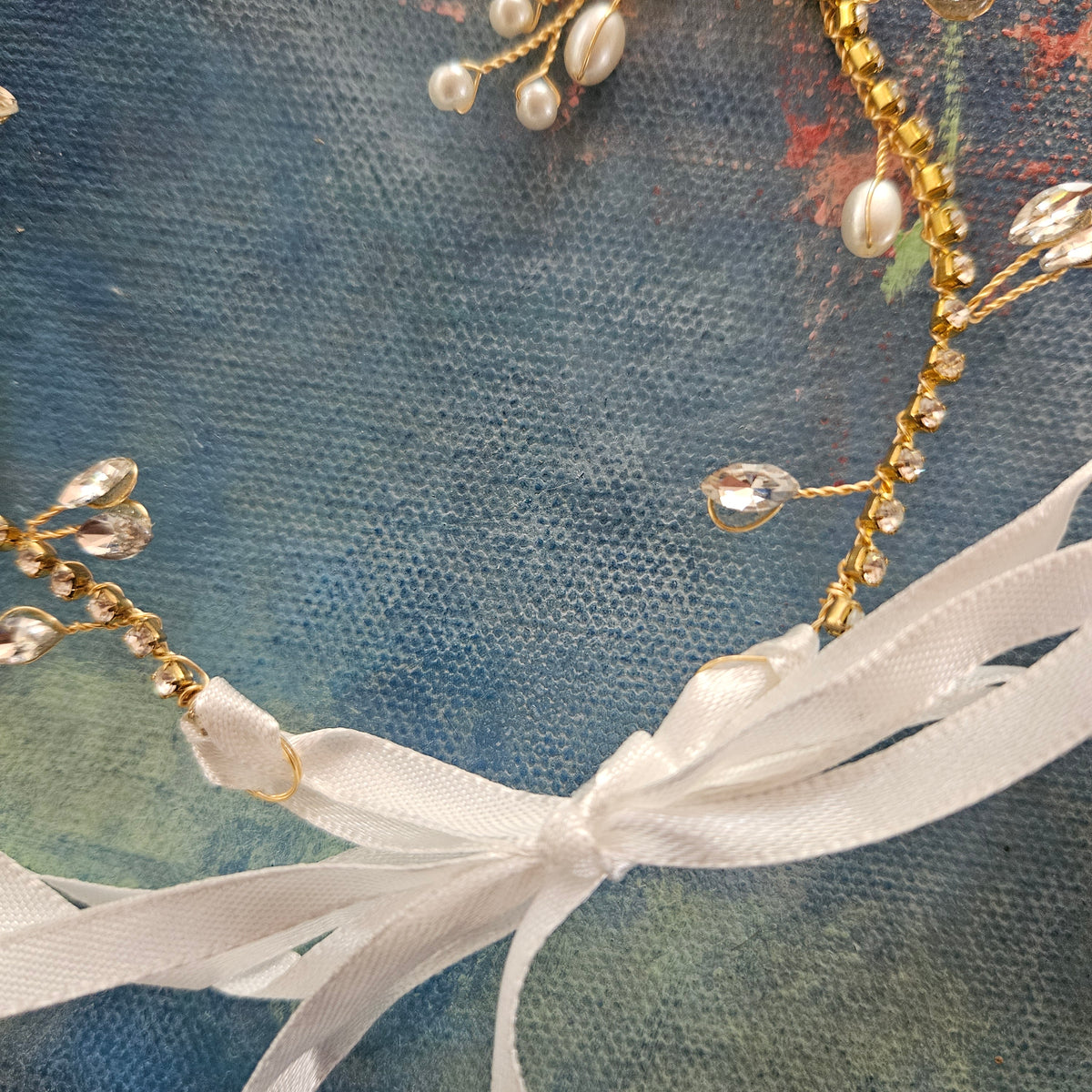 Hårkæde med perler og sten - Hårpynt med blomster og perler til bryllup, konfirmation og fest