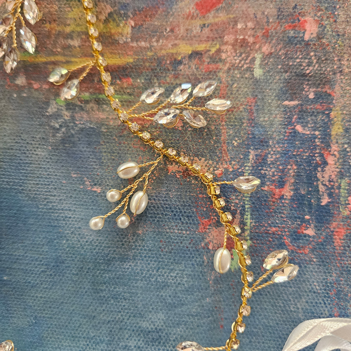 Hårkæde med perler og sten - Hårpynt med blomster og perler til bryllup, konfirmation og fest