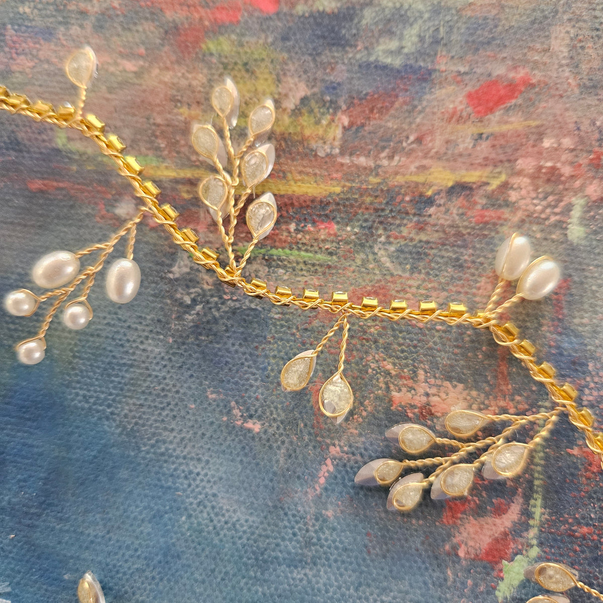 Hårkæde med perler og sten - Hårpynt med blomster og perler til bryllup, konfirmation og fest