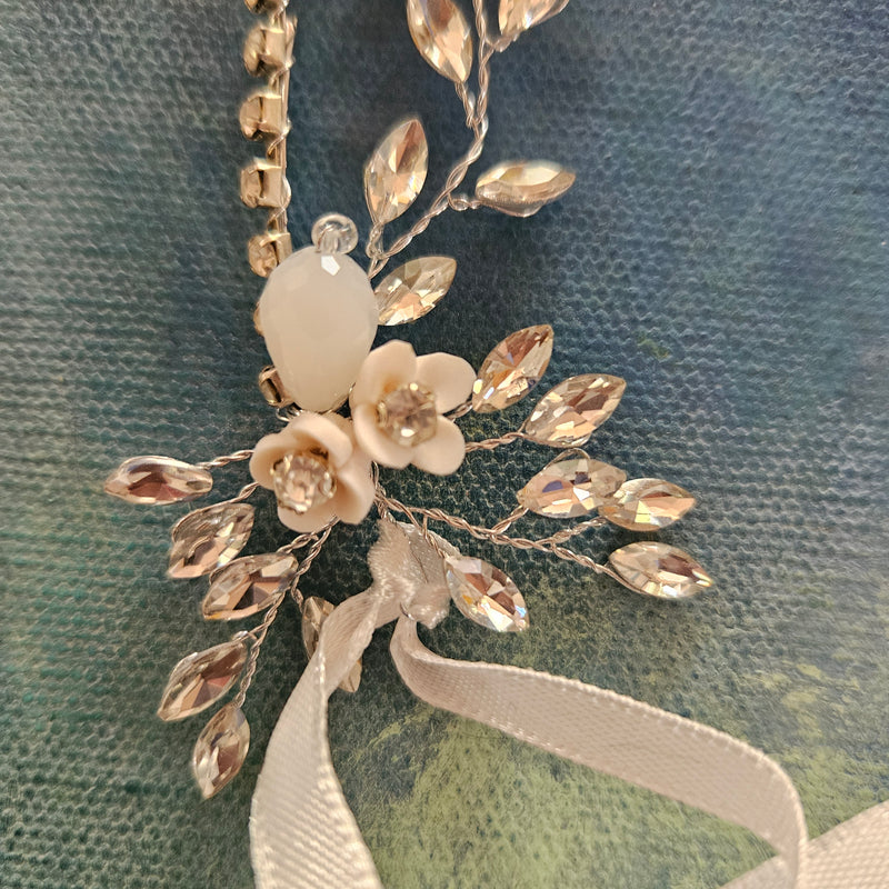 Fin hårpynt ( 2. Sortering) - Hårpynt med blomster og perler til bryllup, konfirmation og fest