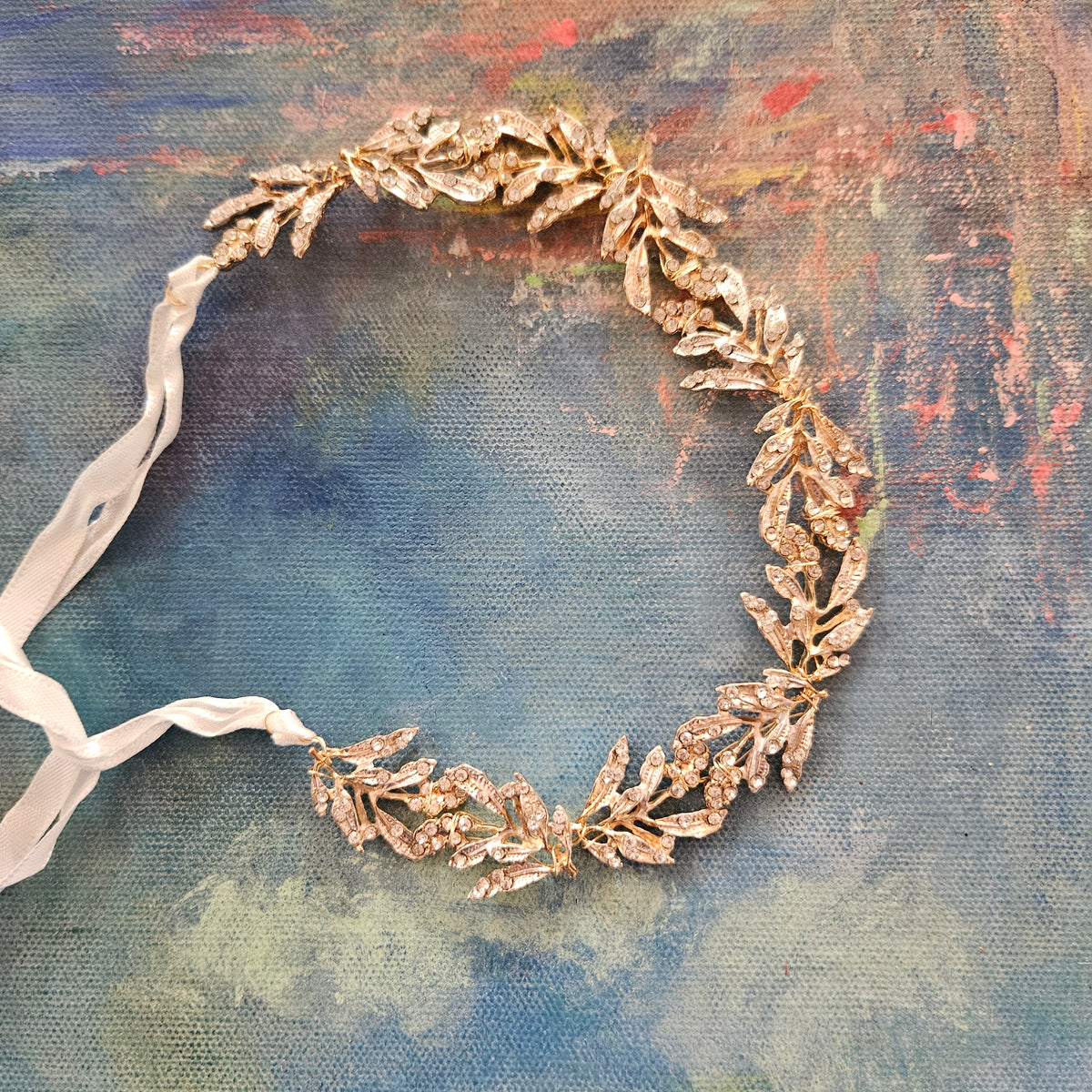 Fin hårkæde i guld og simili - Hårpynt med blomster og perler til bryllup, konfirmation og fest