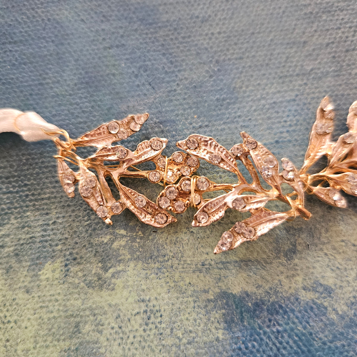 Fin hårkæde i guld og simili - Hårpynt med blomster og perler til bryllup, konfirmation og fest