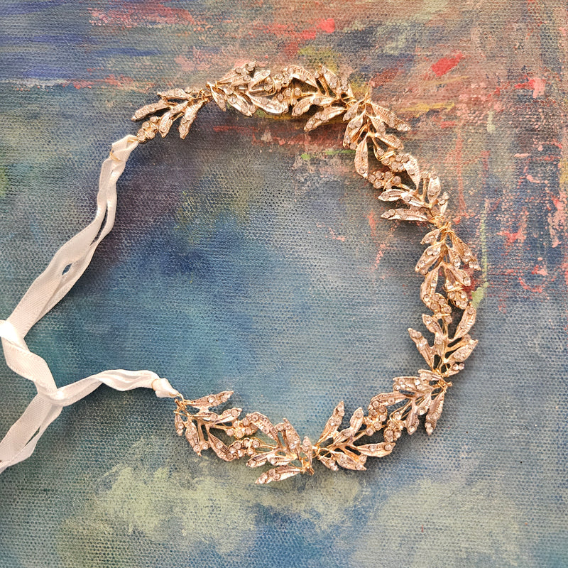 Fin hårkæde i guld og simili - Hårpynt med blomster og perler til bryllup, konfirmation og fest