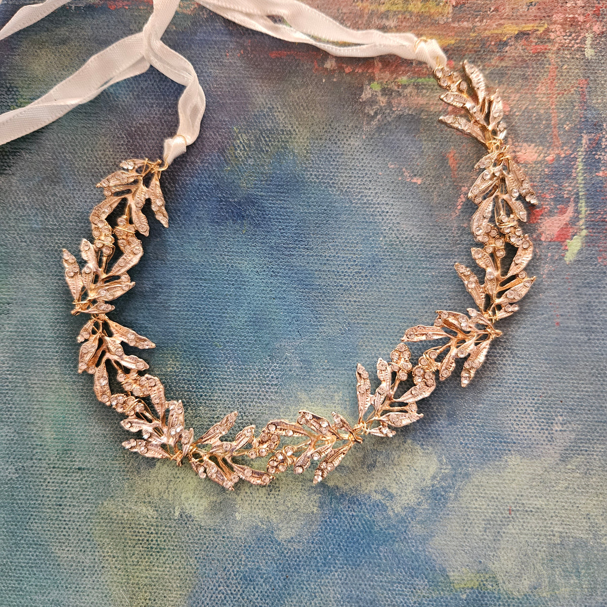 Fin hårkæde i guld og simili - Hårpynt med blomster og perler til bryllup, konfirmation og fest