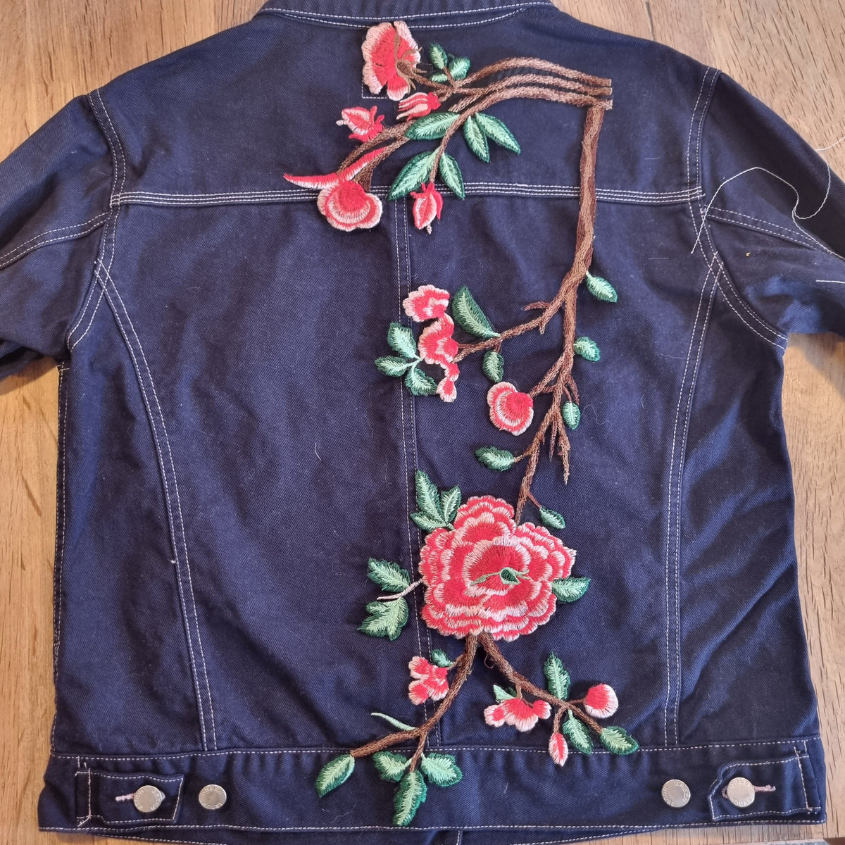 Stort symærke - Hårpynt med blomster og perler til bryllup, konfirmation og fest