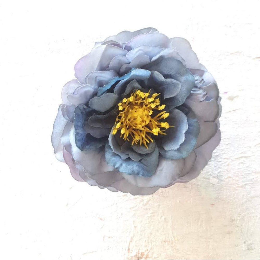 Pæon i støvet blå - Hårpynt med blomster og perler til bryllup, konfirmation og fest