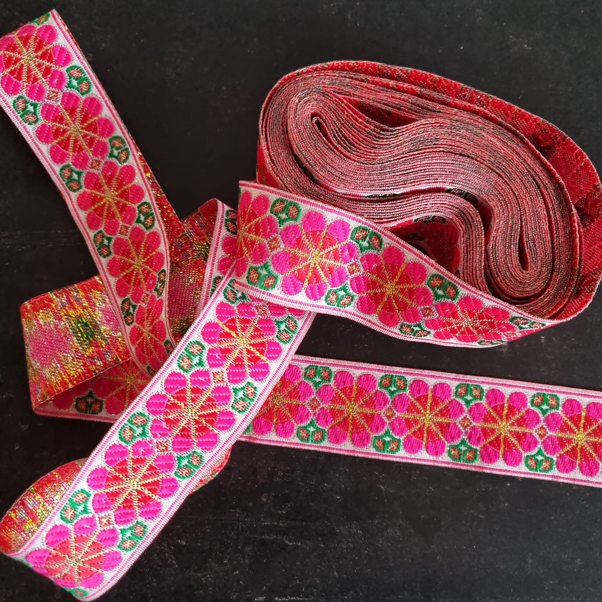 Farvestrålende bånd - Hårpynt med blomster og perler til bryllup, konfirmation og fest