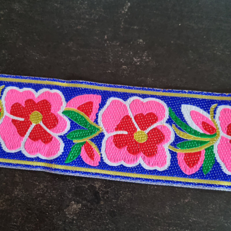 Fantastisk bånd i blå og pink - Hårpynt med blomster og perler til bryllup, konfirmation og fest