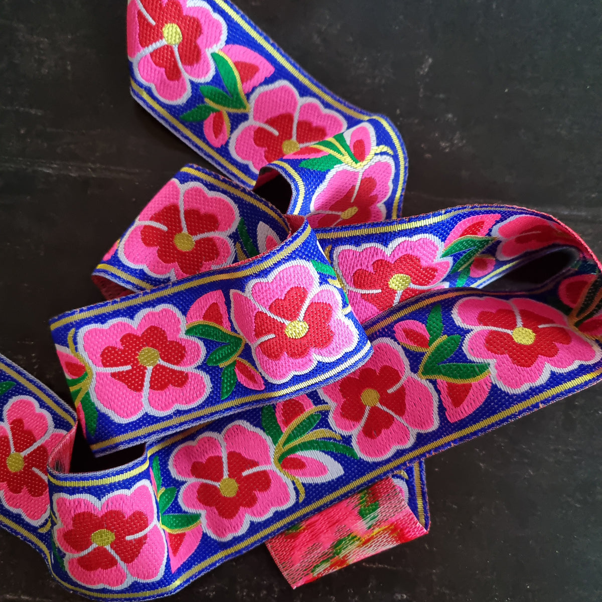 Fantastisk bånd i blå og pink - Hårpynt med blomster og perler til bryllup, konfirmation og fest