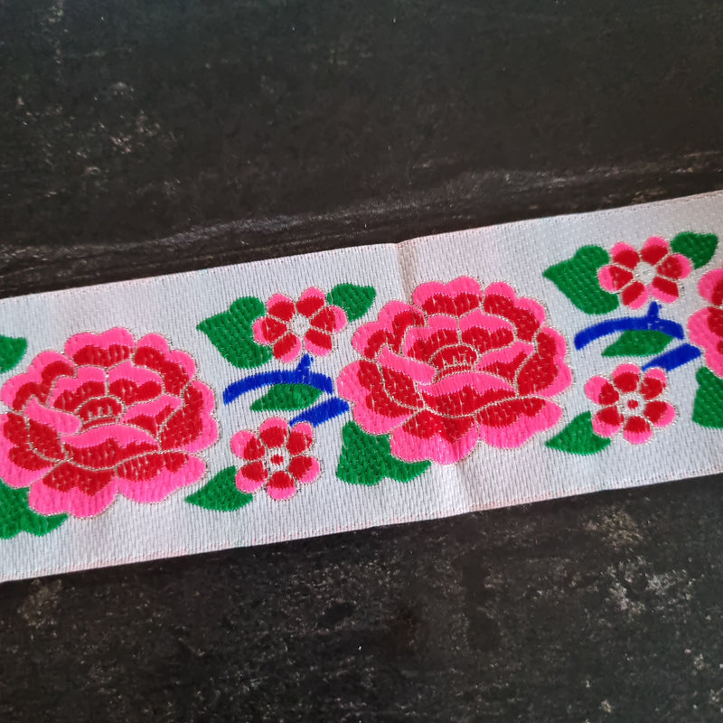 Hvidt bånd med pink blomster - Hårpynt med blomster og perler til bryllup, konfirmation og fest