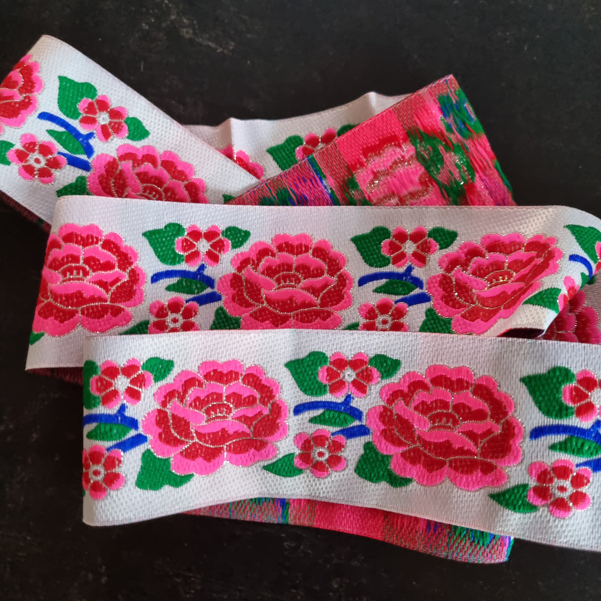 Hvidt bånd med pink blomster - Hårpynt med blomster og perler til bryllup, konfirmation og fest