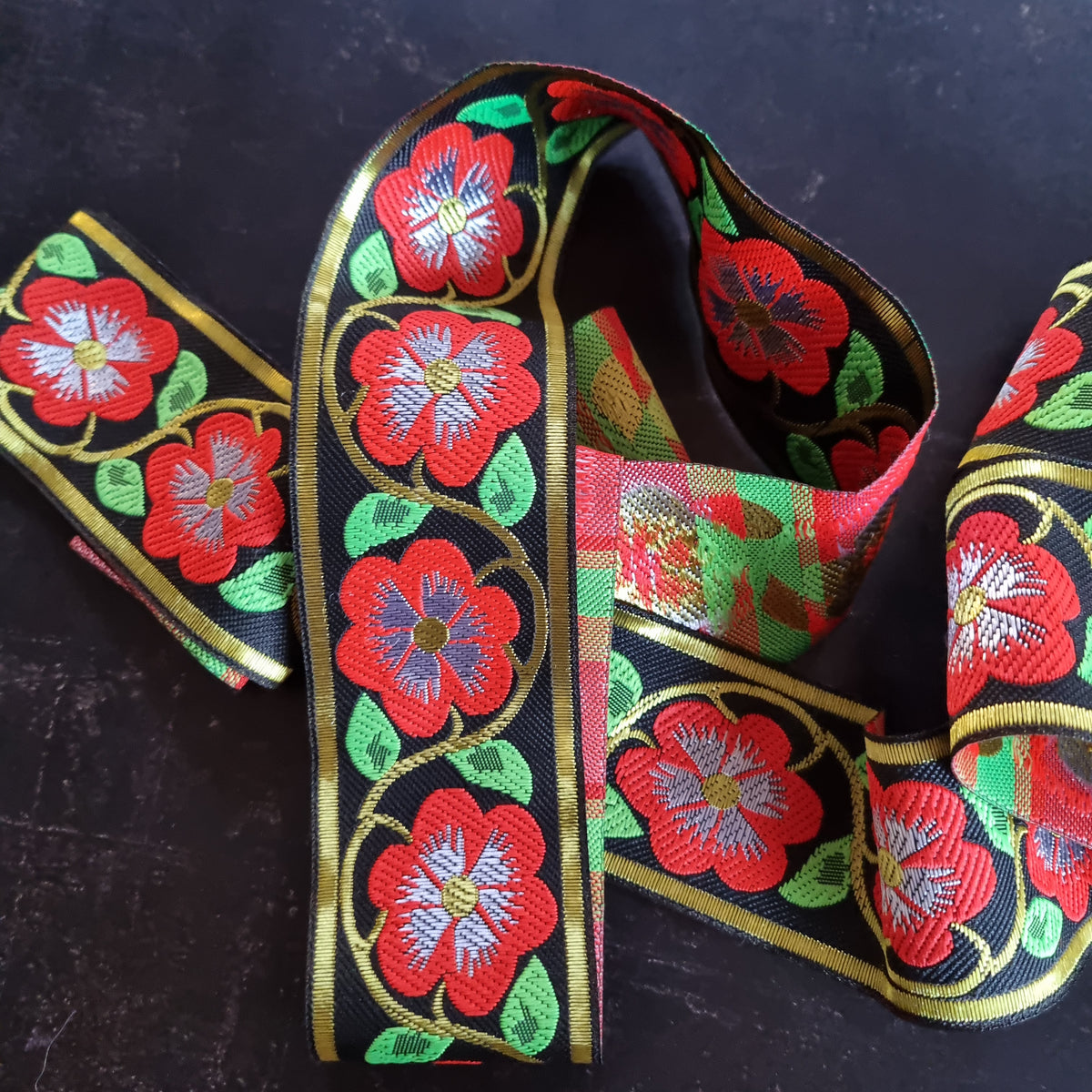 Sort bånd med guld og rød - Hårpynt med blomster og perler til bryllup, konfirmation og fest