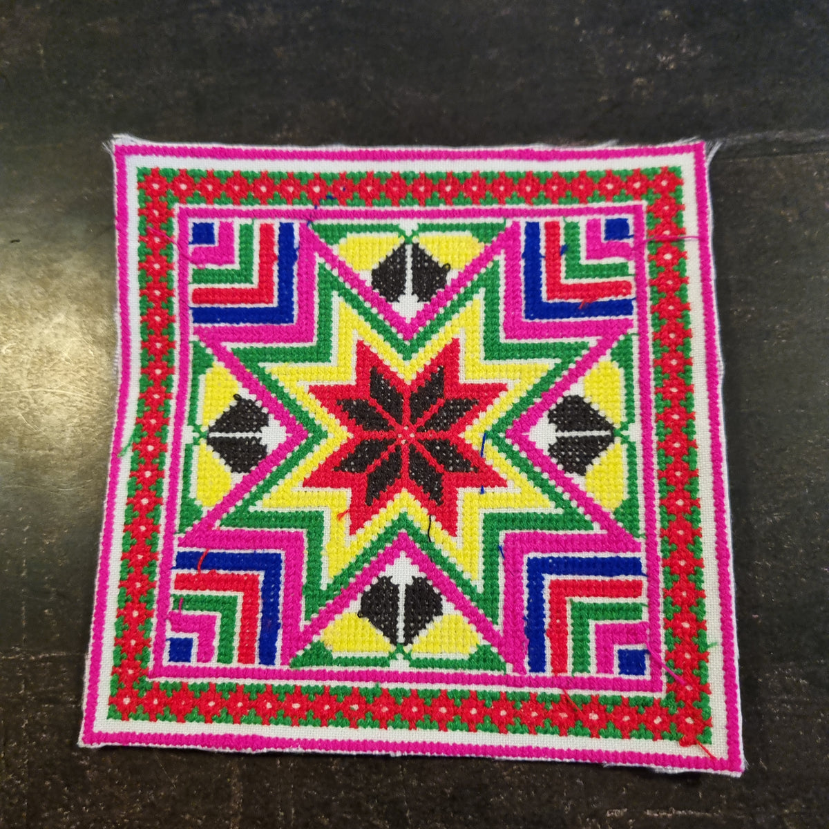 13 x 13 broderet stof - Hårpynt med blomster og perler til bryllup, konfirmation og fest