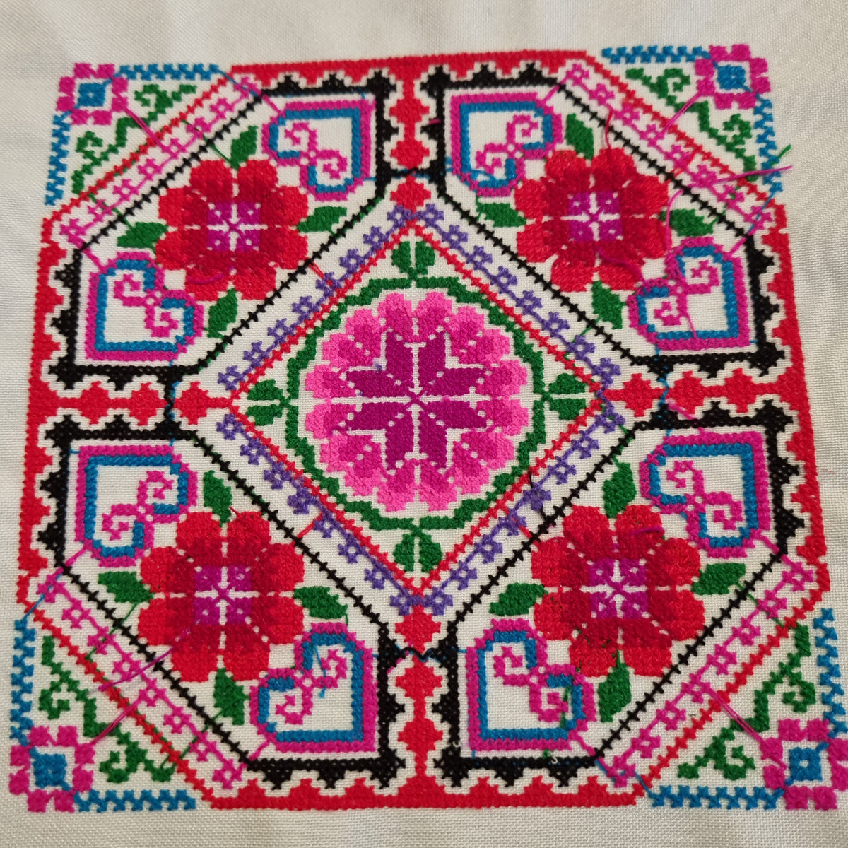 Stofstykke med broderi - Hårpynt med blomster og perler til bryllup, konfirmation og fest