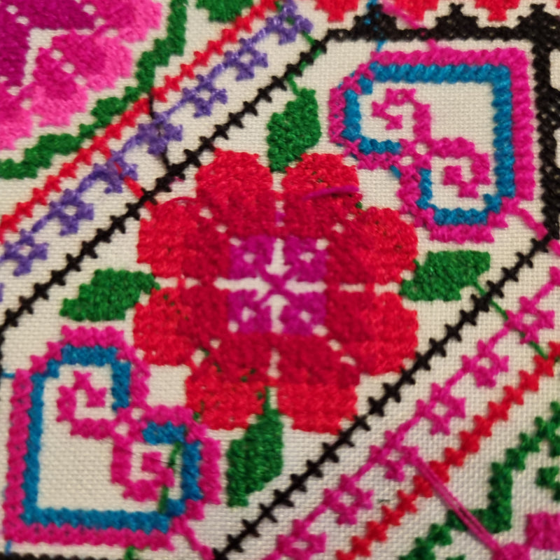 Stofstykke med broderi - Hårpynt med blomster og perler til bryllup, konfirmation og fest