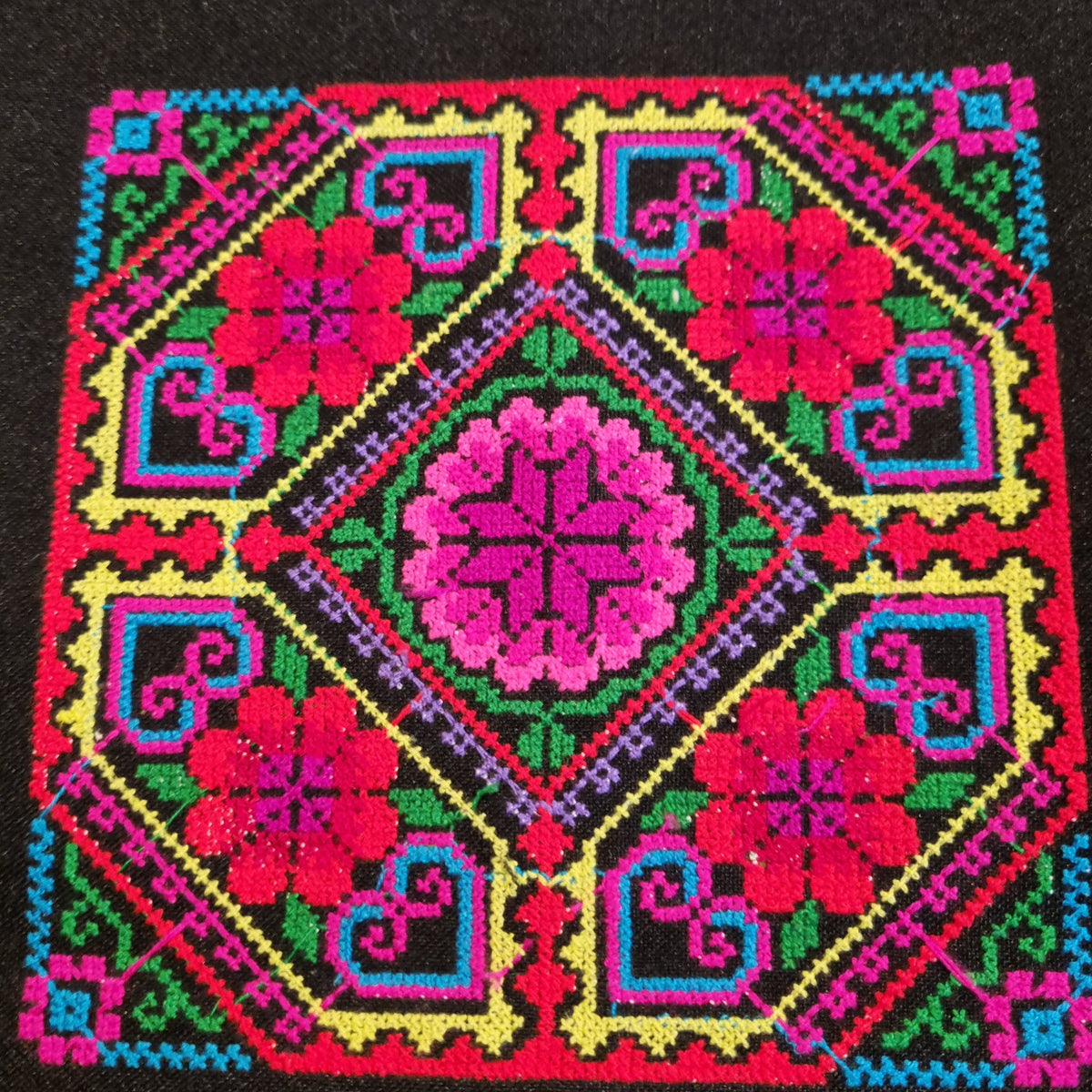 Broderi på sort baggrund - Hårpynt med blomster og perler til bryllup, konfirmation og fest