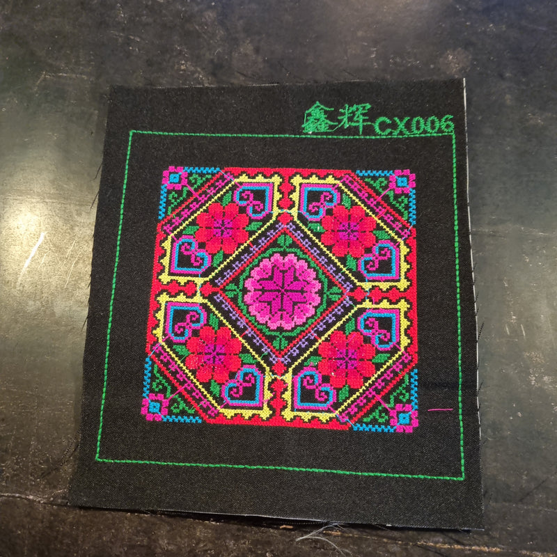 Broderi på sort baggrund - Hårpynt med blomster og perler til bryllup, konfirmation og fest